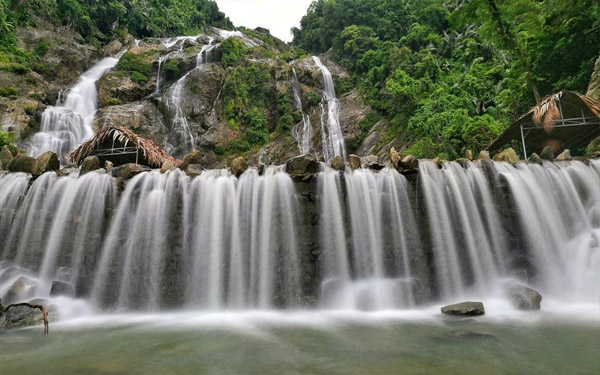 Thác Trắng Minh Long là một trong những điểm du lịch nổi bật ở Quảng Ngãi