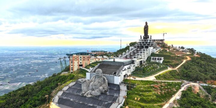 Khu du lịch quốc gia núi bà Đen thu hút khách du lịch ngày đầu năm mới (phóng viên phát tin về ban, đã thông qua trưởng cqtt ạ)